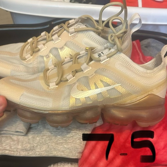 nike vapor max beige